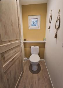 bagno con servizi igienici e porta in legno di L'Annexe Privative a Roquemaure