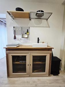 una cucina con un lavello e un piano di lavoro di L'Annexe Privative a Roquemaure