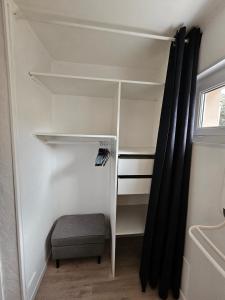 una cabina armadio con una sedia e una tenda di L'Annexe Privative a Roquemaure