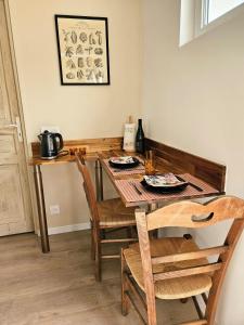 tavolo da pranzo con 2 sedie e tavolo di L'Annexe Privative a Roquemaure