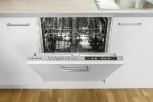 een vaatwasser met open deur in een keuken bij Zwei Zimmer Innenstadt Juwel in Wiener Neustadt +21 foto's