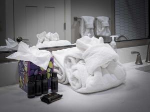 un bagno con asciugamani su un bancone di fronte a uno specchio di Saddle Ridge, 0021 a Granby Altre 53 foto