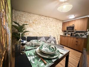 Kuchyň nebo kuchyňský kout v ubytování NOUVEAU - JUNGLE SAKURA - 2P - Center - Clim by Narbana + 3 fotografie