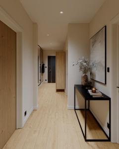 un couloir avec une console et un couloir avec un couloir dans l'établissement Ferienwohnung Jehl am Tegernsee, à Bad Wiessee