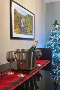 een fles champagne in een emmer op een tafel met wijnglazen bij The Hideaway in Durham