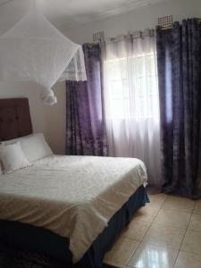 Postel nebo postele na pokoji v ubytování Omari estate