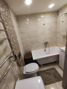 un bagno con un water, una vasca e un lavandino di Three-room apartment a Venta