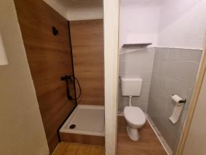 een kleine badkamer met een toilet en een bad bij Vienna Gateway - Self Check-In 24 - free parking in Bockfließ