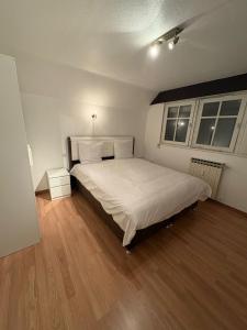 une chambre avec un grand lit dans une pièce dans l'établissement Luxury 3-room house, à Illkirch-Graffenstaden 11 autres photos