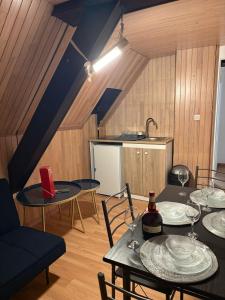 une pièce avec des tables et des chaises et une cuisine dans l'établissement Luxury 3-room house, à Illkirch-Graffenstaden