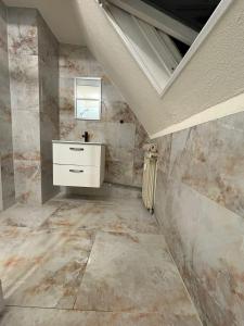 une salle de bains avec un lavabo blanc et un miroir dans l'établissement Luxury 3-room house, à Illkirch-Graffenstaden