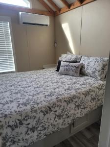 En eller flere senge i et værelse på Camp Mi Casa house 26