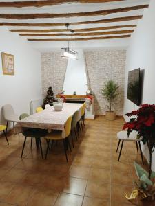 een eetkamer met een tafel en stoelen bij Señorío de Ves in Casas de Ves