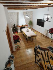 een woonkamer met een tafel en een kerstboom bij Señorío de Ves in Casas de Ves