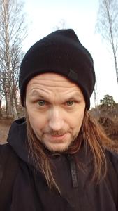 un uomo che indossa un cappello nero e i baffi di Hostel Lan a Hudiksvall