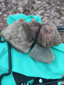 due rocce appoggiate su una coperta verde di Hostel Lan a Hudiksvall