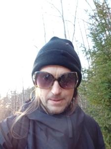 Un uomo con gli occhiali da sole, un cappello e gli occhiali di Hostel Lan a Hudiksvall