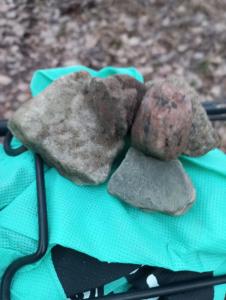 un gruppo di rocce appoggiate sopra una coperta di Hostel Lan a Hudiksvall