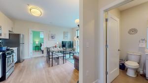 uma cozinha e uma sala de estar com uma mesa em Stamford Cozy Apartment with free parking em Stamford