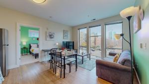 uma sala de estar com um sofá e uma mesa em Stamford Cozy Apartment with free parking em Stamford