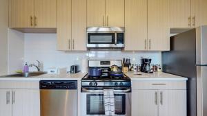 uma cozinha com fogão e micro-ondas em Stamford Cozy Apartment with free parking em Stamford