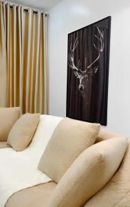 ein Bett mit einem Bild eines Hirsches an der Wand in der Unterkunft 2-Bedroom Apartment with Pool, Gym, Snooker & Table Tennis in Lekki Ajah in Lekki