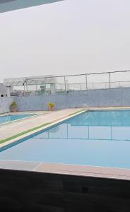 Blick auf ein Schwimmbad in einem Gebäude in der Unterkunft 2-Bedroom Apartment with Pool, Gym, Snooker & Table Tennis in Lekki Ajah in Lekki