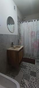 ein Badezimmer mit Badewanne, Waschbecken und Spiegel in der Unterkunft Corazón de viajero in Mar del Plata