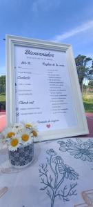 ein Tisch mit einer Speisekarte und einem Cupcake mit Blumen in der Unterkunft Corazón de viajero in Mar del Plata