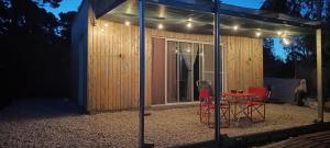 ein Haus mit einer Terrasse bei Nacht mit einem Tisch und Stühlen in der Unterkunft Corazón de viajero in Mar del Plata