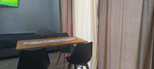 ein Tisch mit schwarzen Stühlen und einem Vorhang in der Unterkunft Corazón de viajero in Mar del Plata