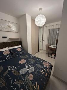 een slaapkamer met een bed met een blauw dekbed bij Apartman MARIA 3 in Kutina