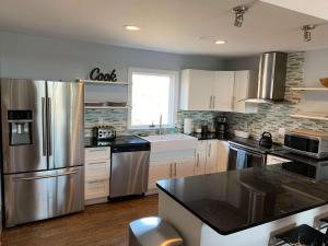 Kuchyň nebo kuchyňský kout v ubytování Sprawling Southampton Home: Private Pool