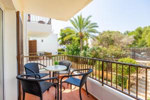 einen Balkon mit Stühlen und einem Tisch auf dem Balkon in der Unterkunft Gran Sol Family 6 in Cala Ferrera