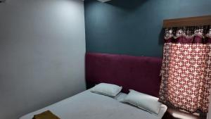 MyCasa في تشيناي: غرفة نوم بسرير وستارة حمراء