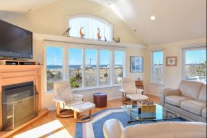 un soggiorno con camino e TV di Stunning Water Views by Private Beach a Eastham