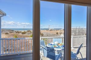 un tavolo e sedie su un balcone con vista sull'oceano di Stunning Water Views by Private Beach a Eastham Altre 31 foto