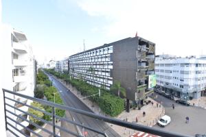 Una vista de una calle de la ciudad con un edificio. en HOTEL VELLEDA, en Rabat