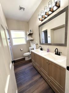 een badkamer met een wastafel en een spiegel bij River Side Private Retreat in Seguin +31 foto's