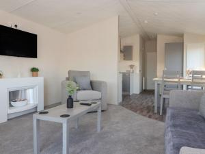 een woonkamer met een bank en een tafel bij Meadows Park 4 in Hull