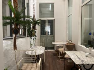 un ristorante con tavoli, sedie e una pianta di Petit studio haussmannien a Marsiglia