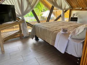 En eller flere senge i et værelse på Hotel Tulumayo Lodge