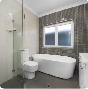 Et badeværelse på Lovely Duplex in Cabramatta West