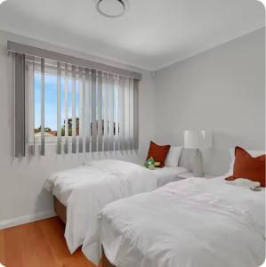 En eller flere senge i et værelse på Lovely Duplex in Cabramatta West