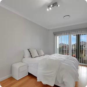 En eller flere senge i et værelse på Lovely Duplex in Cabramatta West