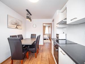 een keuken en eetkamer met een tafel en stoelen bij Grand Family Residence Ljubljana in Ljubljana