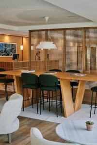 Sabàtic Gavà Mar, Barcelona, a Tribute Portfolio Hotel في غافا: غرفة طعام مع طاولة وكراسي خشبية كبيرة