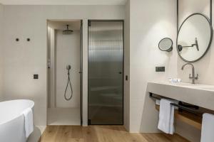 een badkamer met een douche en een wastafel bij Sabàtic Gavà Mar, Barcelona, a Tribute Portfolio Hotel in Gavà +137 foto's