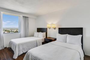 Postel nebo postele na pokoji v ubytování Fiesta Inn Express Durango + 42 fotografií