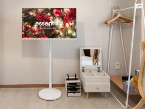 een kamer met een kerstboom aan de muur bij Dodam 1070 in Busan